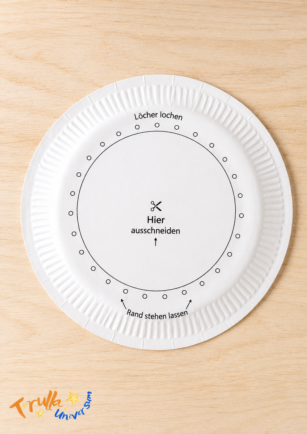 Mitte des Papptellers wird ausgeschnitten